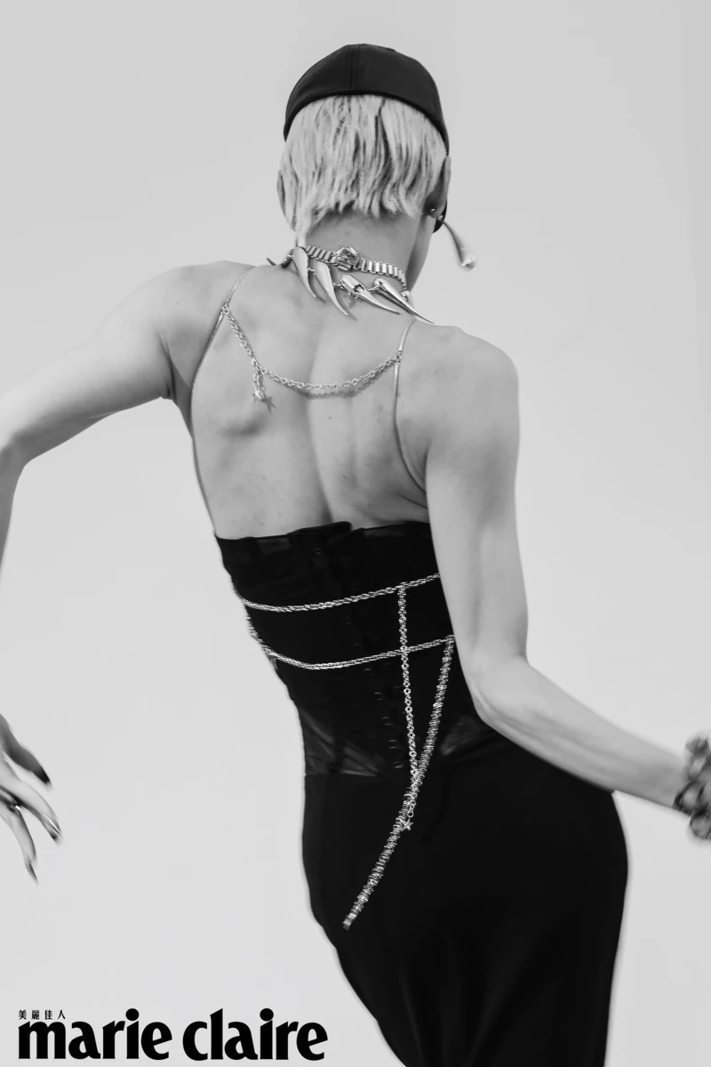 （Ily007）爪牙造型戒指 by zeit；Lucent 紫色個性戒指、Lucent 黑色個性戒指，all by Swarovski；馬甲剪裁洋裝、銀色身體鏈、皮質棒球帽、造型耳環、造型項鍊、銀色甲片，all by Mugler H&M 。