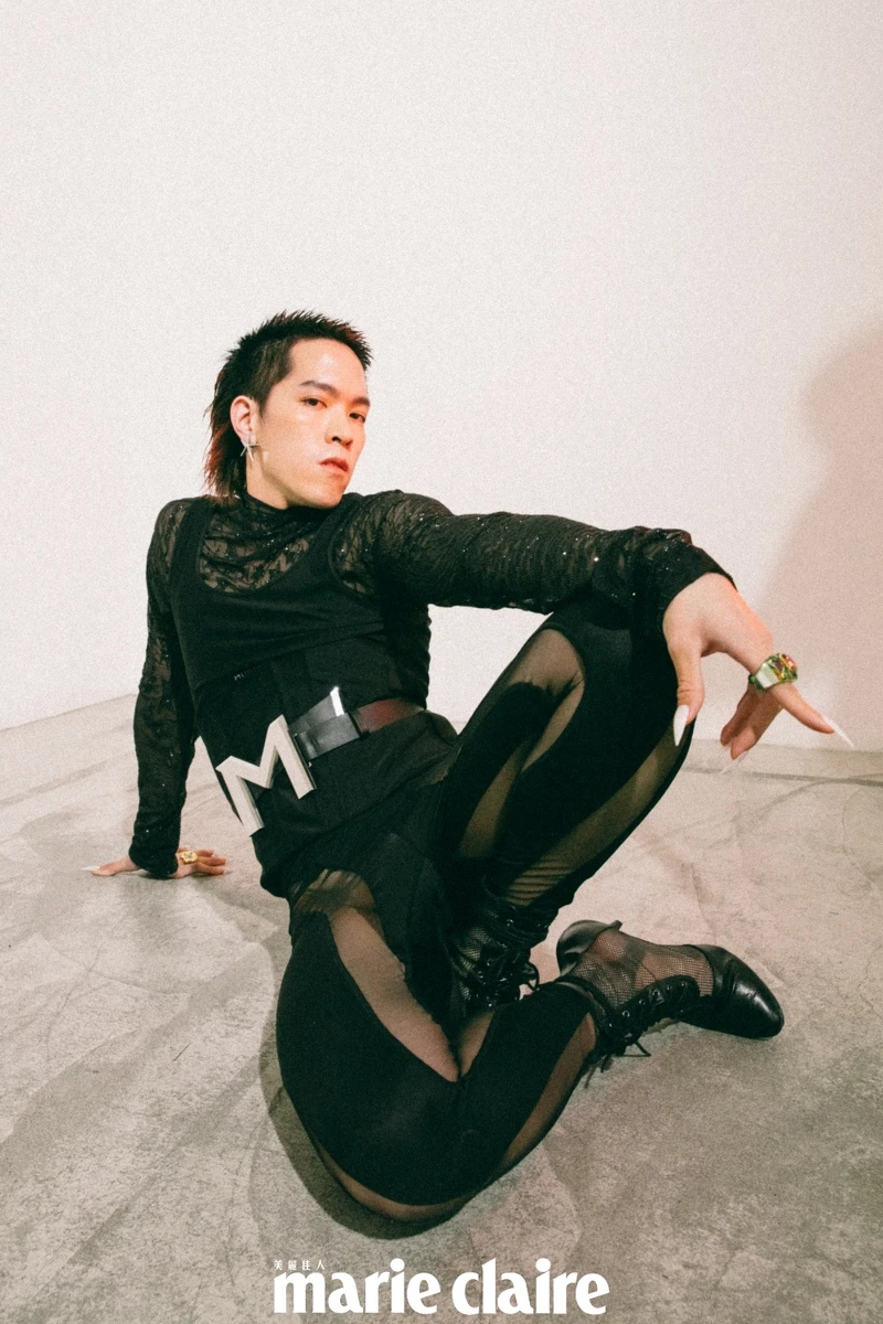 (YC 007)Dulcis 綠色個性戒指、Dulcis 粉色個性戒指 by Swarovski；黑色星星滿鑽透網上衣、馬甲剪裁背心、剪裁踩腳褲襪、LOGO腰帶、星星耳環 ，all by Mugler H&M。