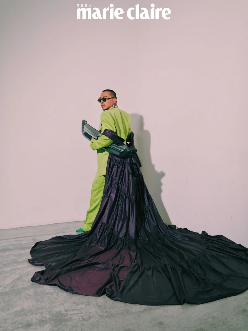 （B!G）珍珠項鍊造型銀飾項鍊 by zeit；Lucent 紫色大圈耳環、Millenia 祖母綠鏈墜，all by Swarovski；紫色蛋糕剪接長斗蓬 by UUIN；綠色西裝、綠色西裝褲、剪裁連體衣 ，all by Mugler H&M。