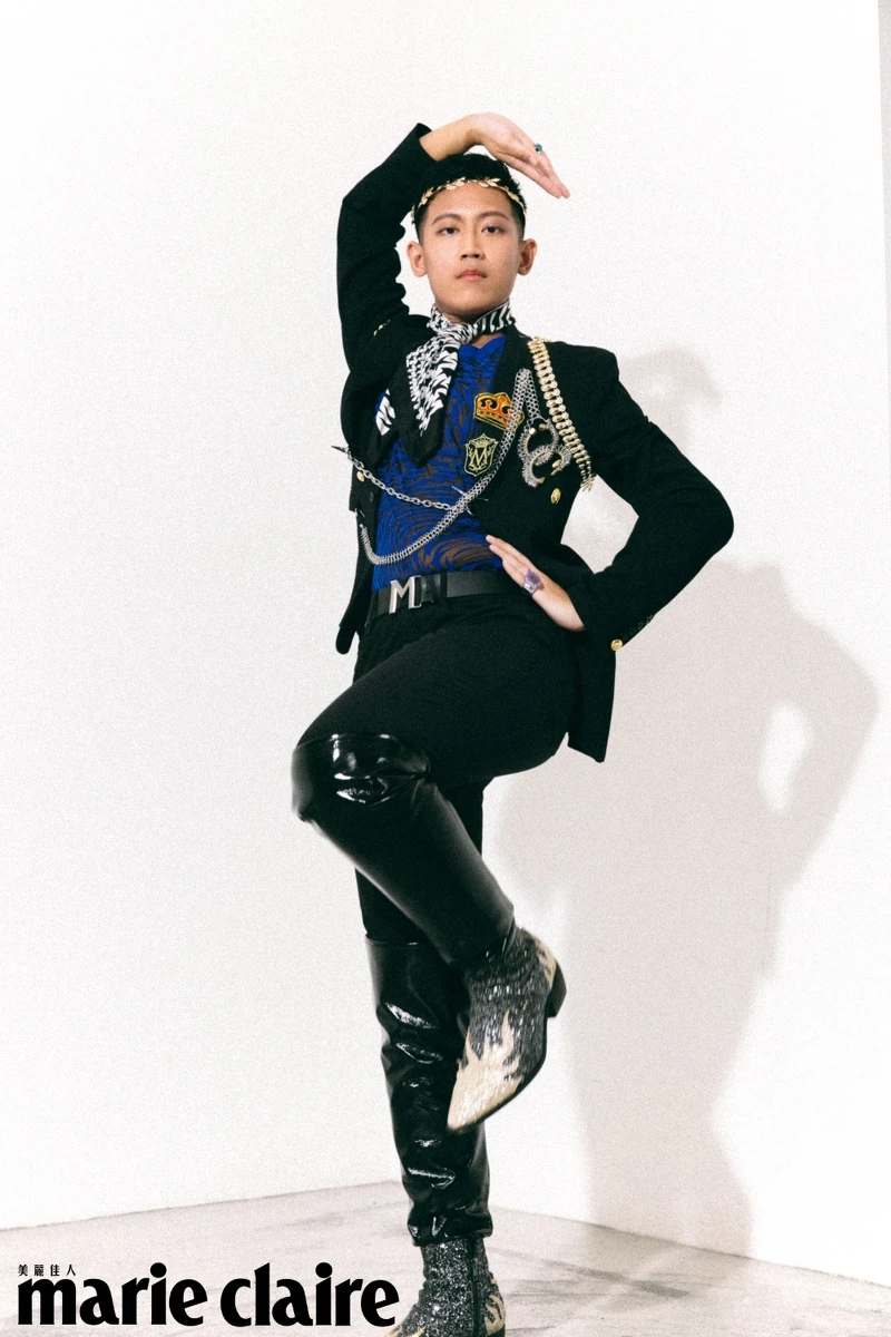 （Agan007）Lucent 綠色個性戒指、Lucent 紫色個性戒指，all by Swarovski；藍色星星滿鑽透網上衣、漸變印花絲巾、LOGO腰帶、變形星星別針鏈飾，all by Mugler H&M。 