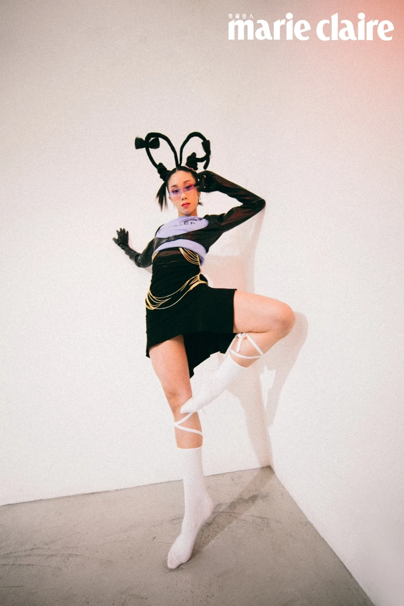 Curiosa 紫鑽個性戒指、Dulcis 粉色個性戒指，all by Swarovski；透紗剪裁洋裝、金色身體鏈、LOGO水藍上衣、星星耳環，all by Mugler H&M。