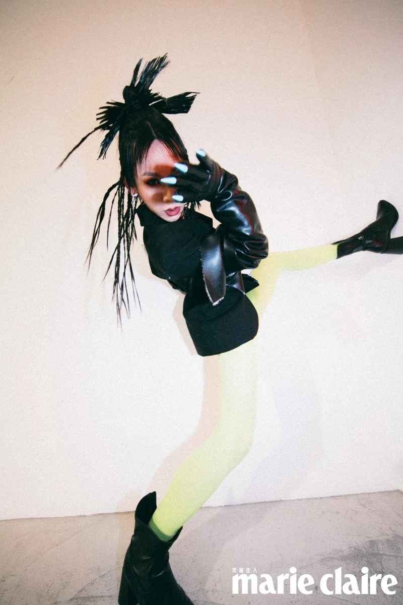 （Aki Zoradia ）馬甲剪裁西裝外套、螢光綠剪裁絲褲、星星耳環 ，all by Mugler H&M。