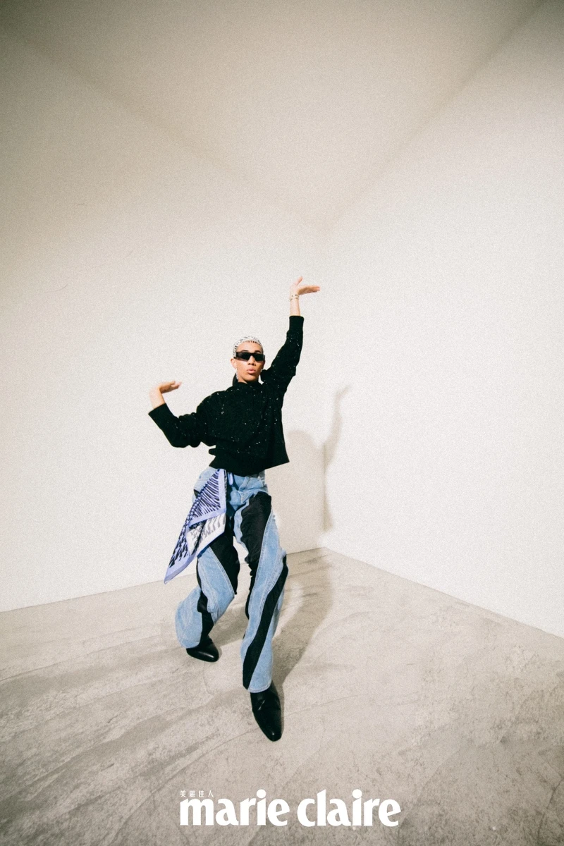 剪裁牛仔褲、滿鑽連帽上衣、漸變印花絲巾、漸變印花頭巾，all by Mugler H&M。