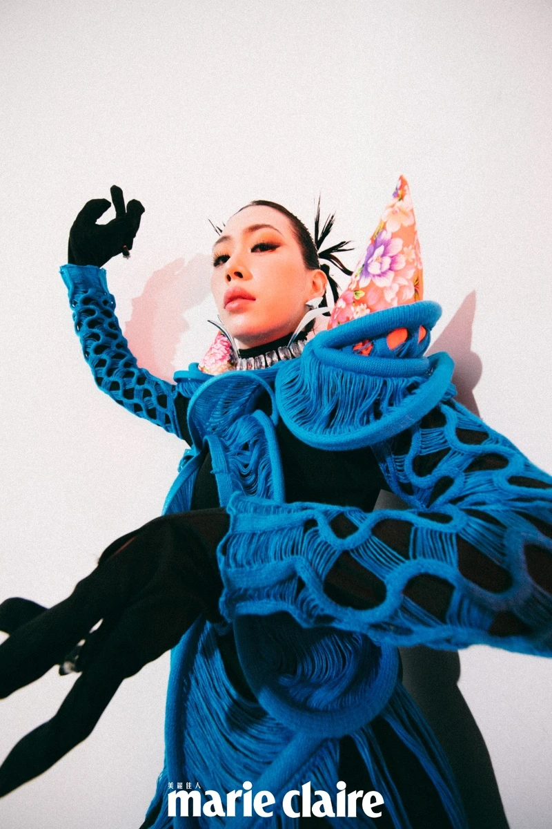 銀色造型耳環 by Mugler H&M；Harmonia頸鍊、Chroma個性戒指，all by Swarovski ；藍色剪裁針織連衣裙、黑色連體衣、藍色針織靴，all by LIN LU。