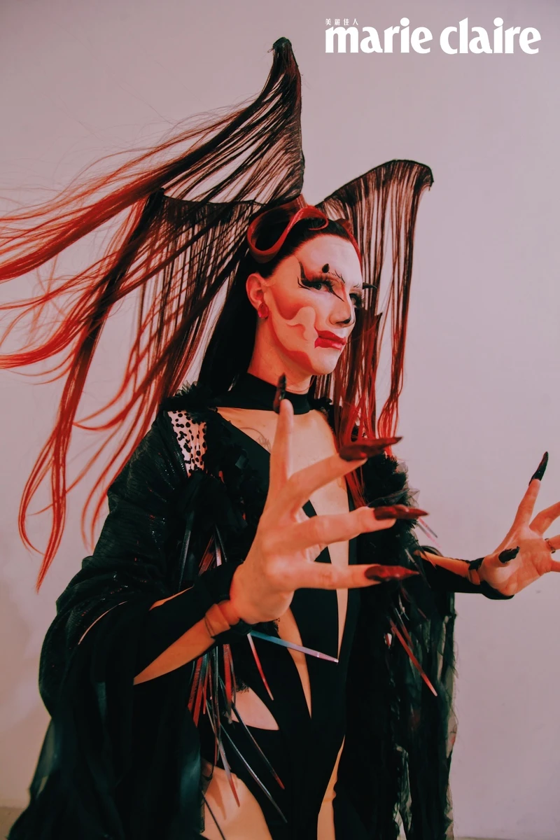 剪裁連體衣、剪裁踩腳褲襪 ，both by Mugler H&M。