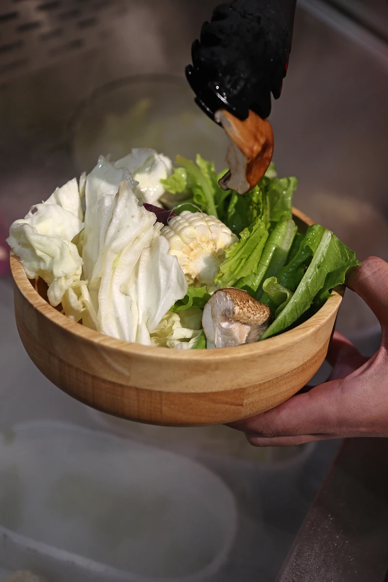 菜盤也改為自助式取用的蔬菜吧，每日將供應超過8種蔬果蕈菇類。