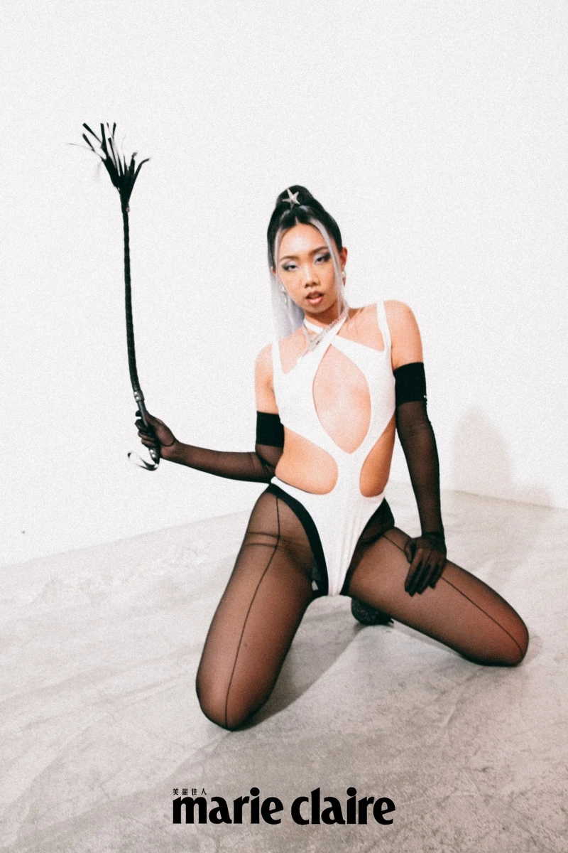 爪牙造型項鍊 by zeit ；白色繞脖剪裁連體衣、剪裁黑絲褲、星星耳環、剪裁透紗手套 ，all by Mugler H&M。