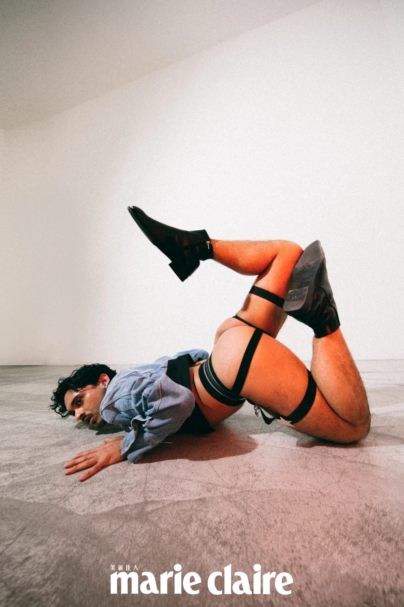 （Berto Vase ）剪裁牛仔外套、造型項鍊、變形星星別針鏈飾、星星耳環，all by Mugler H&M。 