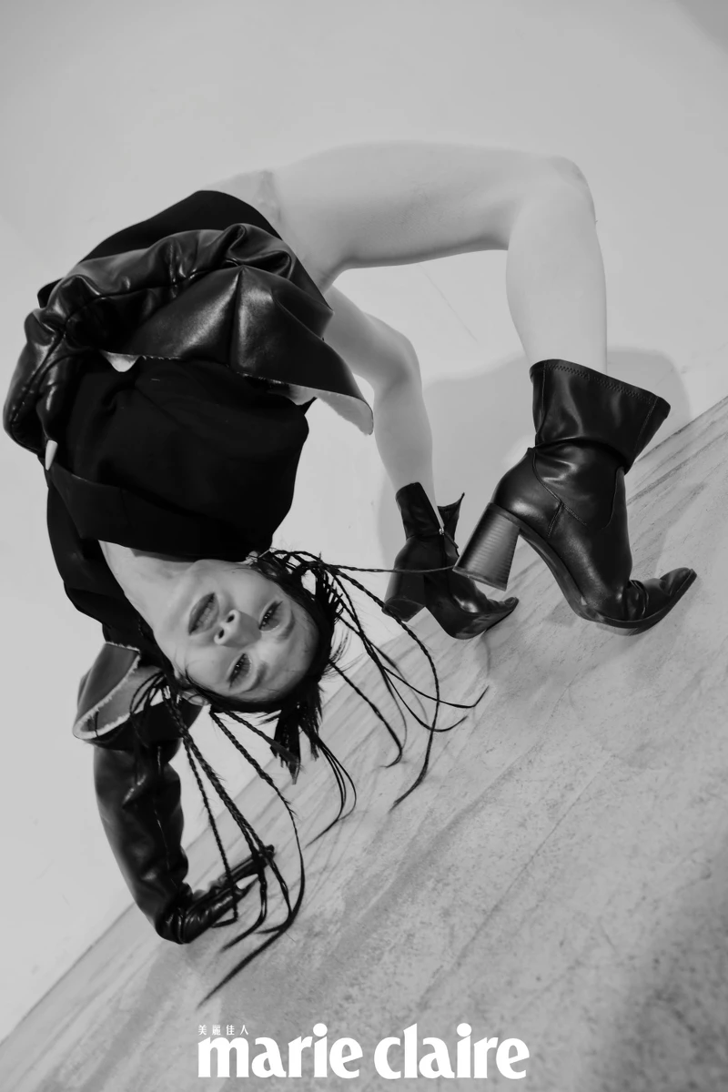 （Aki Zoradia ）馬甲剪裁西裝外套、螢光綠剪裁絲褲、星星耳環 ，all by Mugler H&M。