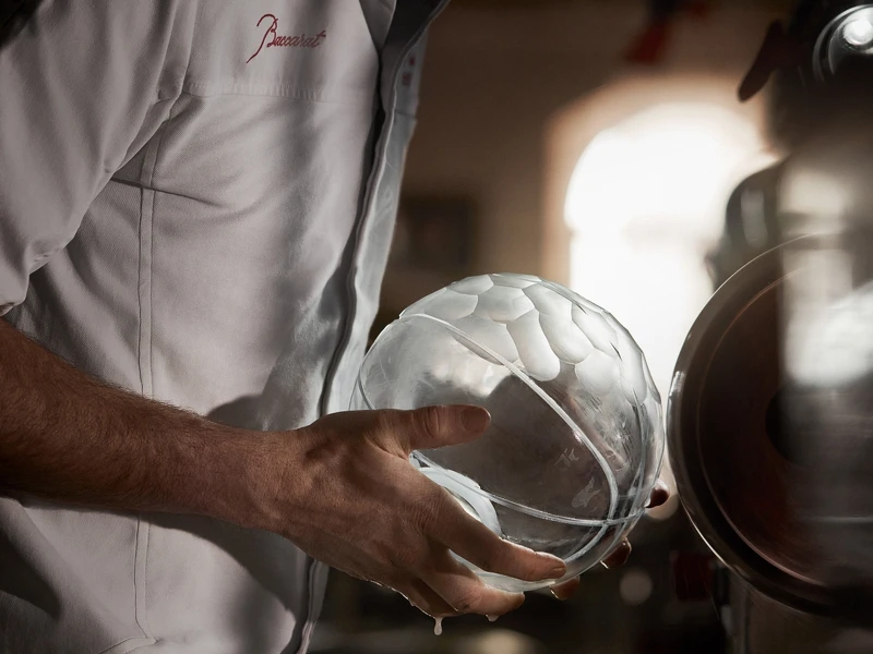 水晶瓶身則由法國最奢華的水晶品牌巴卡拉（Baccarat）手工吹製。