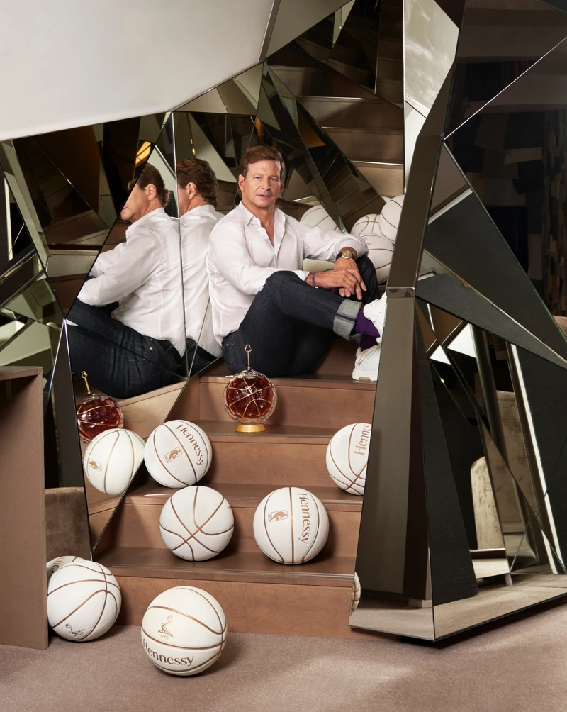 酒款瓶身由傳奇巴黎珠寶設計師勞倫茲・鮑默（Lorenz Bäumer）設計。