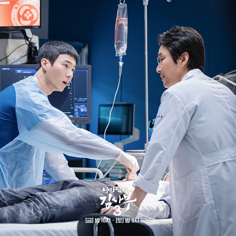 《浪漫醫生金師傅3》金師傅(右)難得擔任其他醫生的助手，讓李宣雄(左)首次執刀很有安全感