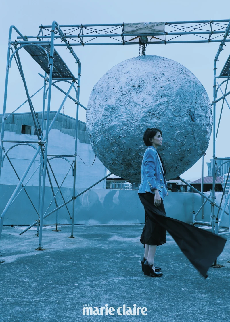 合身騎士丹寧外套，Balmain。黑長洋裝、瑪莉珍粗跟高跟鞋，Both by Prada。