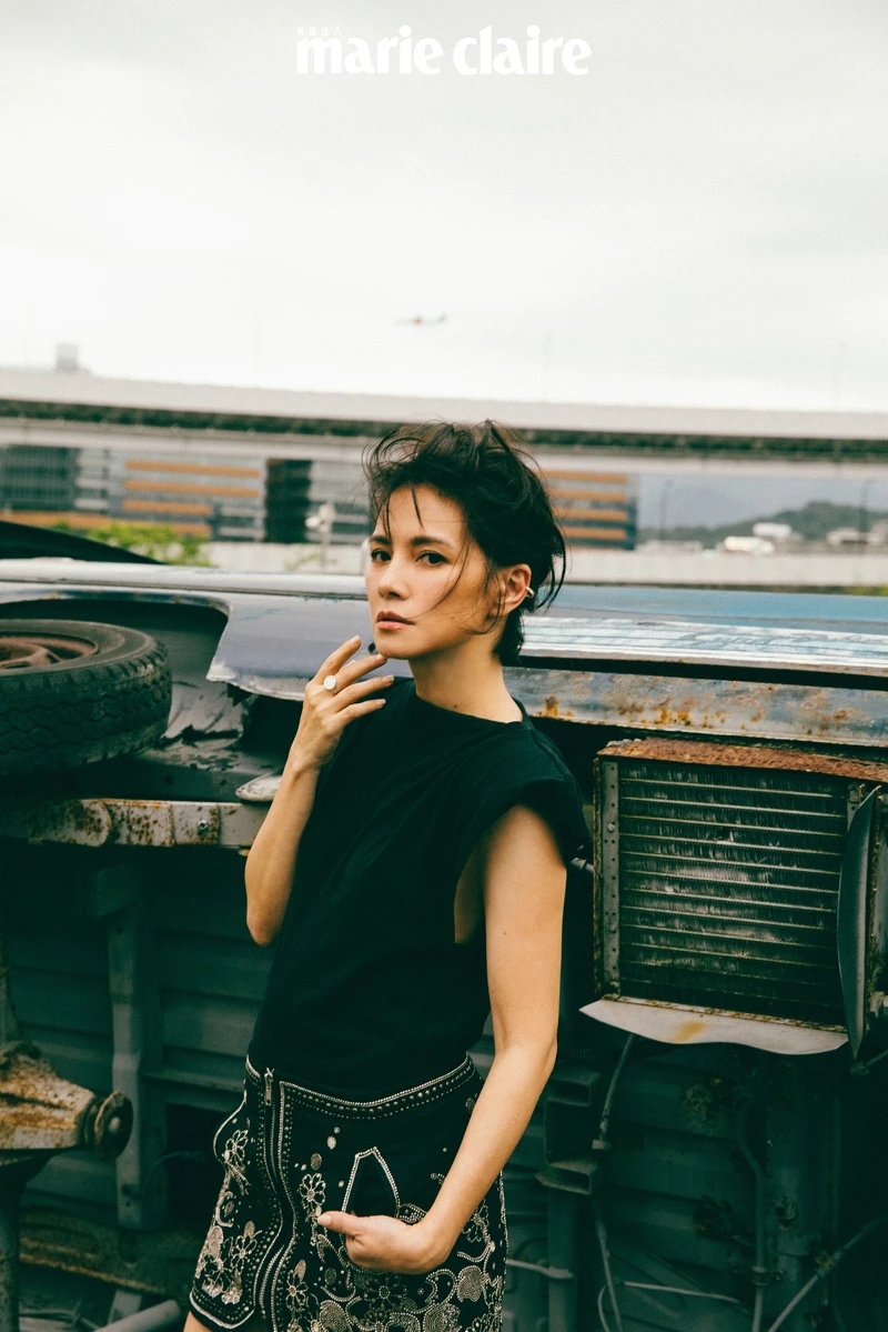 墊肩無袖上衣、銀墜飾刺繡短裙，Both by Isabel Marant。戒指兩只、耳環，Both by agete。