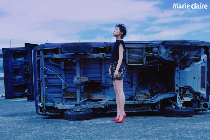 墊肩無袖上衣、銀墜飾刺繡短裙，Both by Isabel Marant。戒指兩只、耳環，Both by agete。Hot Chick 電光粉高跟鞋，Christian Louboutin。