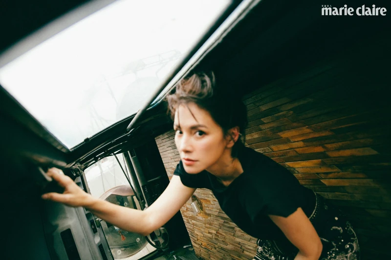 墊肩無袖上衣、銀墜飾刺繡短裙，Both by Isabel Marant。戒指兩只、耳環，Both by agete。