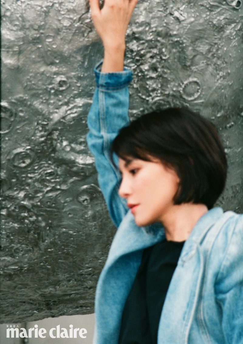 合身騎士丹寧外套，Balmain。黑長洋裝，Prada。