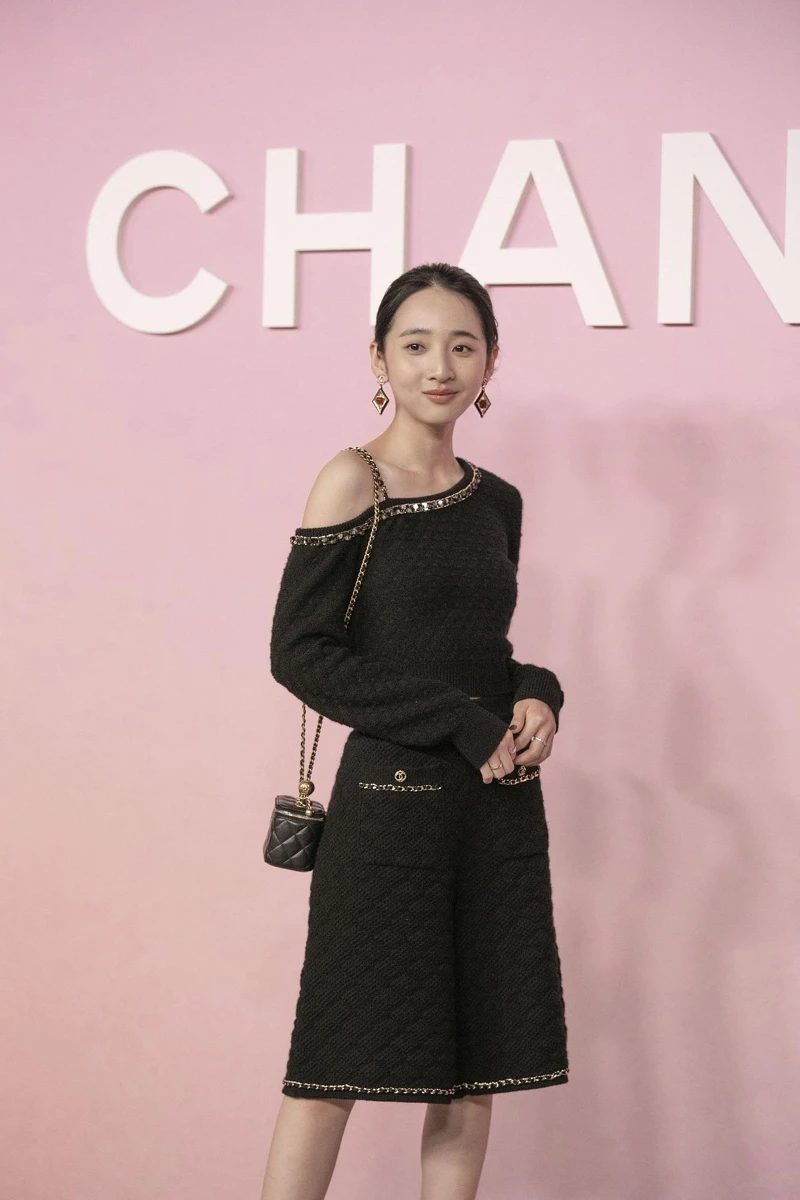 李沐穿著香奈兒2023/24秋冬前導系列黑色皮穿鍊滾邊斜肩上衣、百慕達短褲、配戴香奈兒高級珠寶。 李沐穿著香奈兒2023/24秋冬前導系列黑色皮穿鍊滾邊斜肩上衣、百慕達短褲、配戴香奈兒高級珠寶。