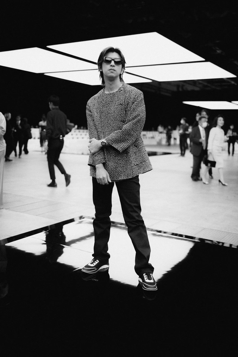 陳柏霖穿香奈兒2023/24 Cruise度假系列黑白細格紋斜紋軟呢外套、配戴香奈兒J12 黑色腕表。 陳柏霖穿香奈兒2023/24 Cruise度假系列黑白細格紋斜紋軟呢外套、配戴香奈兒J12 黑色腕表。