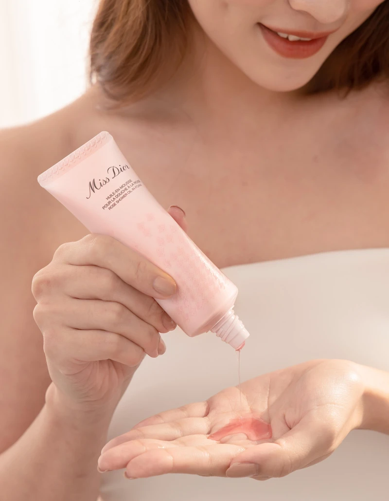 《Miss Dior玫瑰泡泡沐浴露》75ml / NT$2,000 《Miss Dior玫瑰泡泡沐浴露》75ml / NT$2,000
