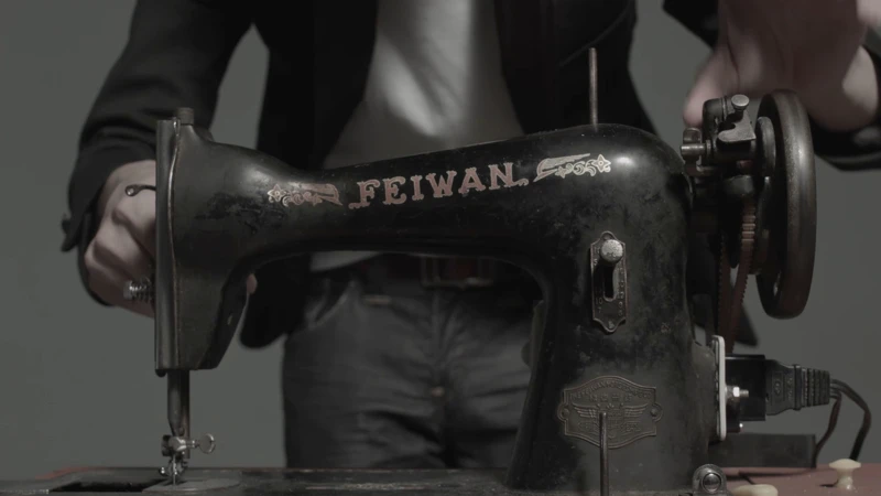 應奇軒(DJ問號)發揮創意,把縫紉機變成流行樂器。應奇軒提供。 應奇軒(DJ問號)發揮創意,把縫紉機變成流行樂器。應奇軒提供。