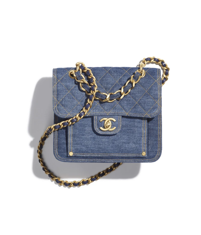Chanel 藍色丹寧布料菱格紋郵差包，NT181,900。