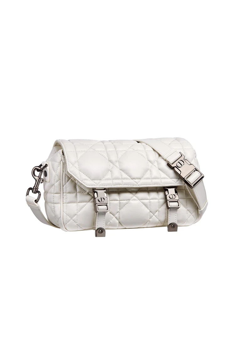 Dior Camp 拿鐵白蓬鬆籐格紋柔軟小牛皮小型信使包，NT120,000。