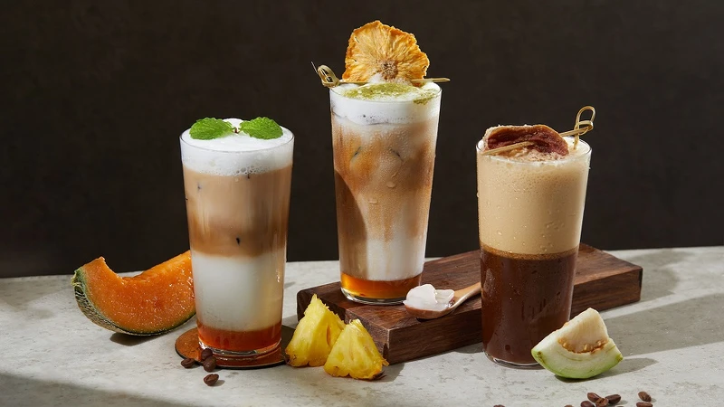 (左→右) 「戀戀哈密瓜生乳拿鐵」、「香蘭鳳梨生椰拿鐵」、「甘梅芭樂美式」 (左→右) 「戀戀哈密瓜生乳拿鐵」、「香蘭鳳梨生椰拿鐵」、「甘梅芭樂美式」