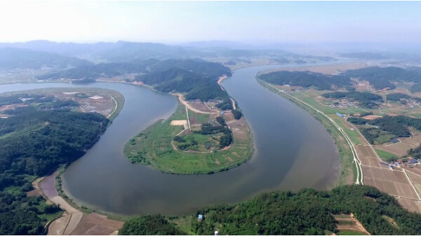 由느러지전망대望出去如韓半島地形的河道(擷取自Namdo Korea官網)