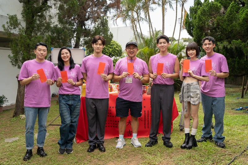 導演柳廣輝（中）攜演員蔡振廷（右起）、姚愛寗、曾向鎮、劉冬沁、洪小鈴、段鈞豪出席開鏡儀式。