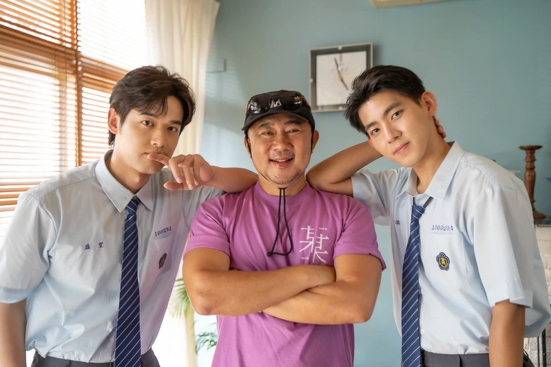 演員曾向鎮（右起）、導演柳廣輝、演員劉冬沁一起打造浪漫甜寵BL影集《某某》。