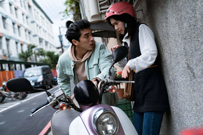 《地獄里長》嚴正嵐（右）劇中出場戲就是車禍戲，與林哲熹不「撞」不相識