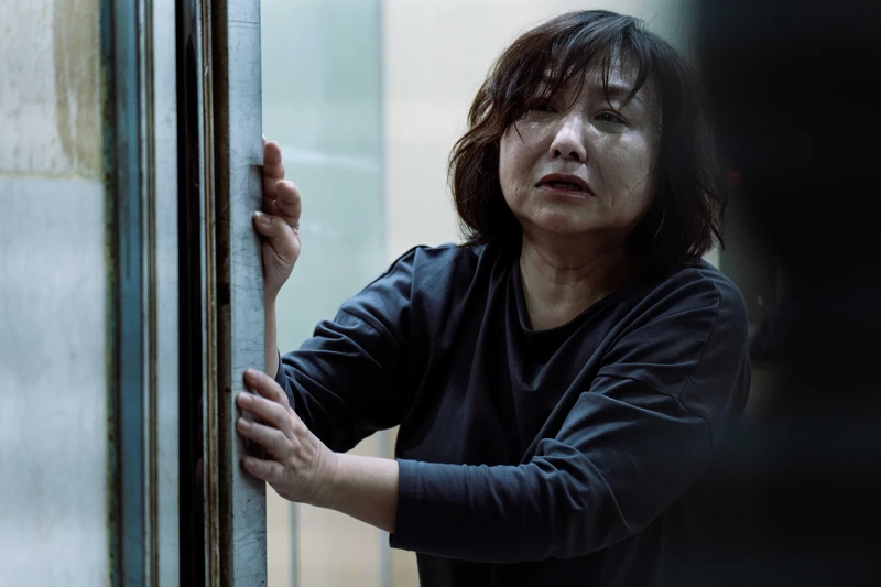 《地獄里長》鄭怡不計形象在劇中披頭散髮逃命狂奔