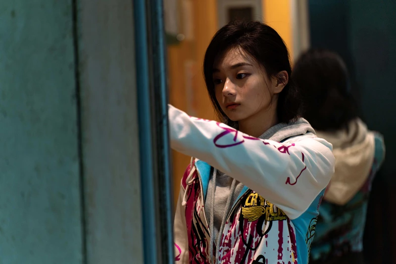 《地獄里長》邵奕玫飾演為愛逃家的中輟生「周筱恩」_