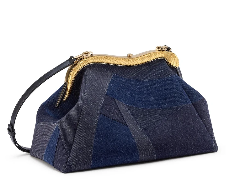 SERPENTINE POUCH 藍寶石色拼接丹寧布手拿包,126,300元。 SERPENTINE POUCH 藍寶石色拼接丹寧布手拿包,126,300元。