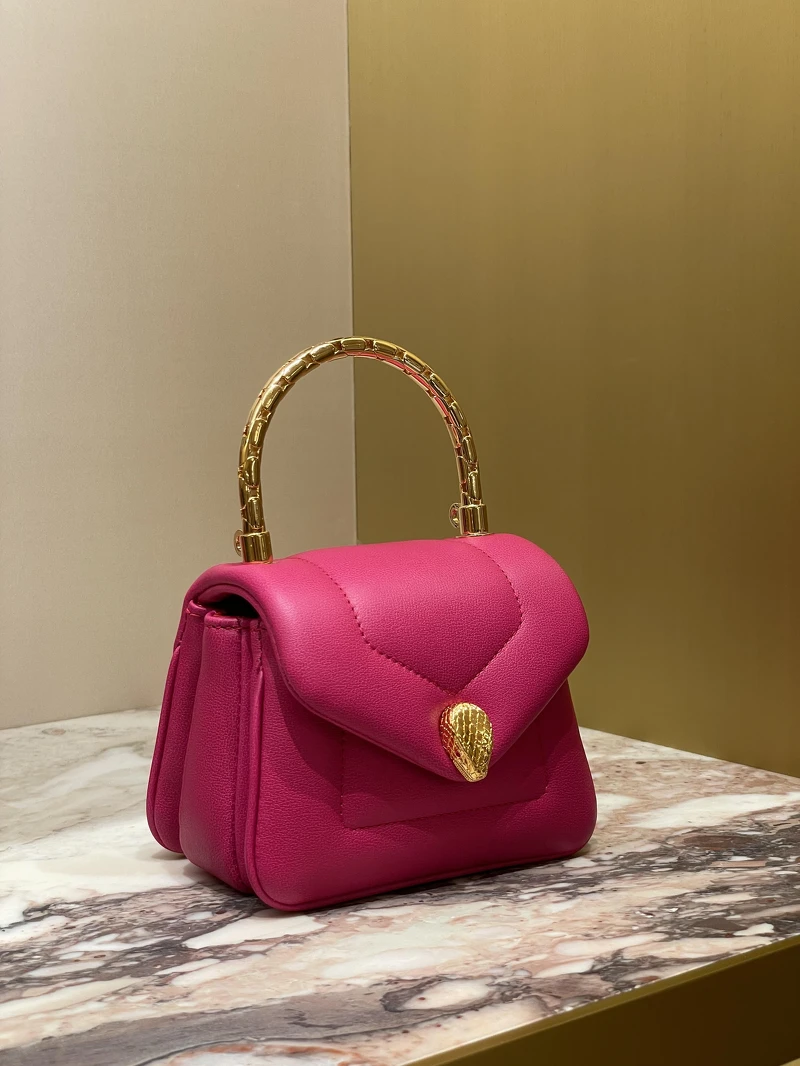 SERPENTI REVERSE 小牛皮迷你手提包,59,600元。 SERPENTI REVERSE 小牛皮迷你手提包,59,600元。