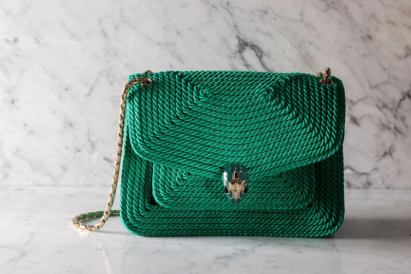 SERPENTI FOREVER 編織肩背包,129,900元。 SERPENTI FOREVER 編織肩背包,129,900元。