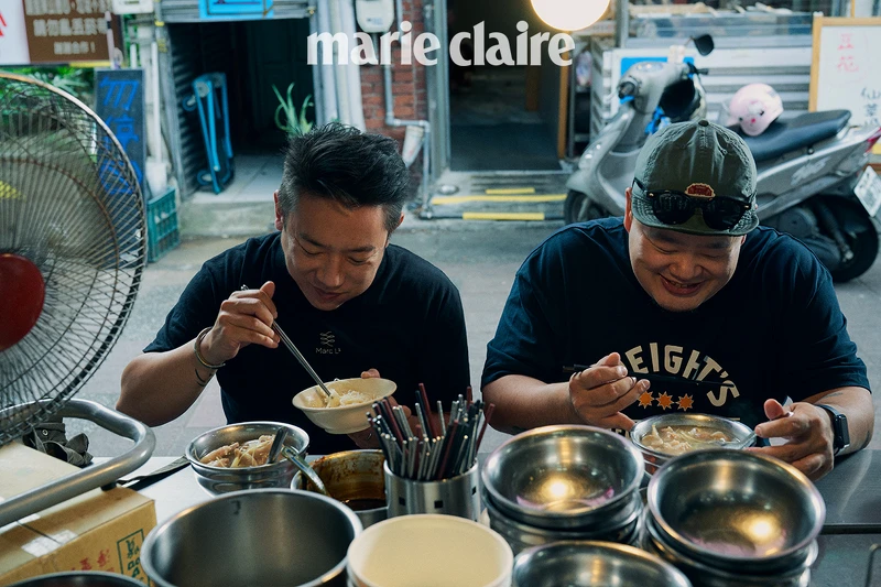 兩人有著相似的求學背景與料理理念，年輕時一同在餐廳廚房裡共事，自此變成莫逆及生死至交。