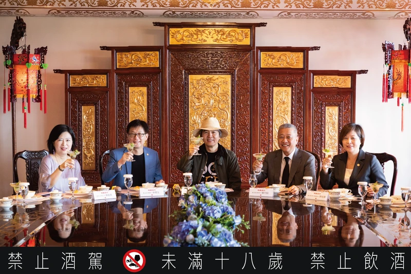 北藝中心x圓山大飯店「時差旅行」品牌合作，雙方代表以香菜入酒的貢丸米血糕舉杯同慶