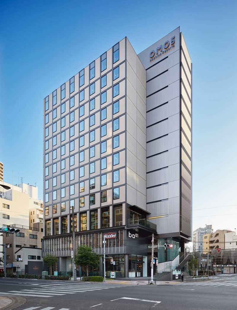 踏出大塚站就能看見顯眼的OMO5 大塚的飯店大樓