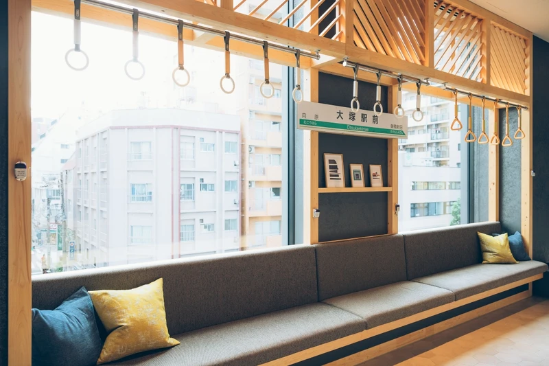 在長廊沙發區上加入鐵道、車廂的元素。