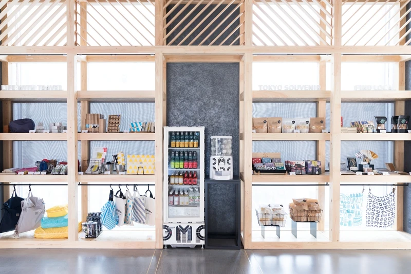 另一空間有商品陳列還有特色選書。