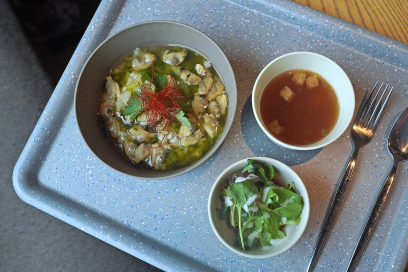 最具特色的事東京大塚限定的「深川蛤蠣燴飯」。