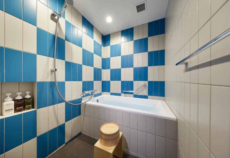 浴室雖然迷你，卻都配有浴槽、淋浴設備，忠實呈現日本人居家必備要素。