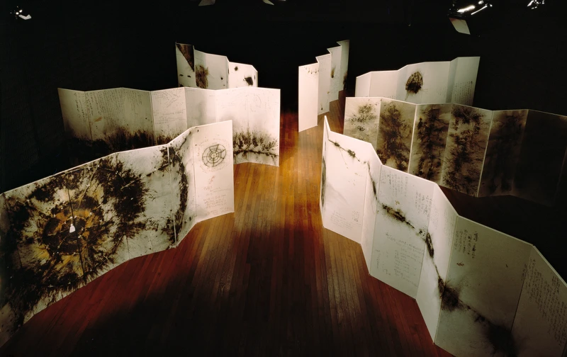 蔡國強個展“原初火球——為計畫作的計畫”於 P3 藝術與環境研究院展覽現場,日本東京, 1991 年 萩原義弘攝,蔡工作室提供 蔡國強個展“原初火球——為計畫作的計畫”於 P3 藝術與環境研究院展覽現場,日本東京, 1991 年 萩原義弘攝,蔡工作室提供