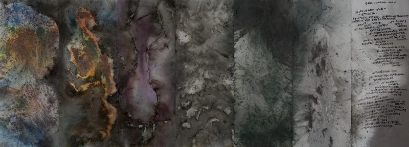 蔡國強 《CAI™ 的受胎告知》 2023 火藥、玻璃、鏡面,裝裱於木制七扇屏風 200 X 560 CM 趙夢佳攝,蔡工作室提供 蔡國強 《CAI™ 的受胎告知》 2023 火藥、玻璃、鏡面,裝裱於木制七扇屏風 200 X 560 CM 趙夢佳攝,蔡工作室提供