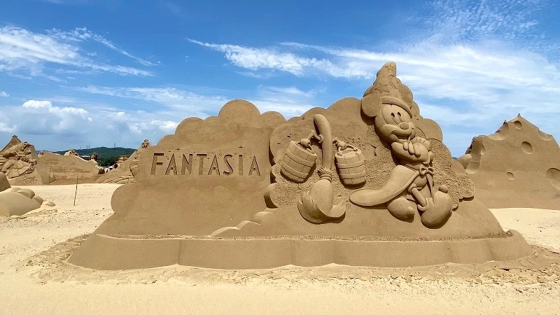 以迪士尼第三部動畫長片《幻想曲》為靈感的沙雕作品,看得到「魔法師米奇」及「掃把人」逗趣模樣 以迪士尼第三部動畫長片《幻想曲》為靈感的沙雕作品,看得到「魔法師米奇」及「掃把人」逗趣模樣