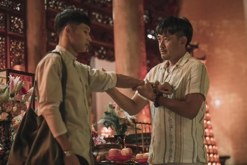 《化劫》柯叔元(賀爸)跟黃冠智(阿呆)飾演父子檔,時常煩惱兒子的鬼手 《化劫》柯叔元(賀爸)跟黃冠智(阿呆)飾演父子檔,時常煩惱兒子的鬼手