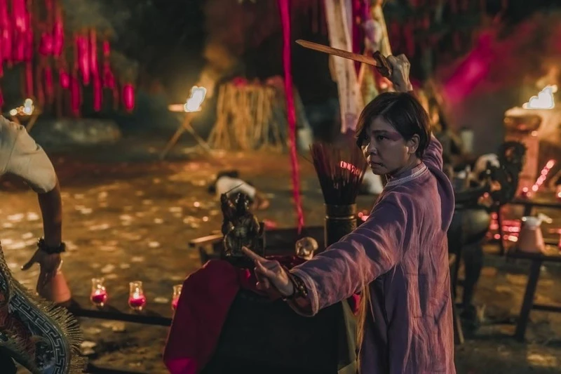 《化劫》于子育飾演的賀媽,在萬應宮是「婦幼守護神」臨水夫人的主事法師,有斬妖除魔的能力 《化劫》于子育飾演的賀媽,在萬應宮是「婦幼守護神」臨水夫人的主事法師,有斬妖除魔的能力