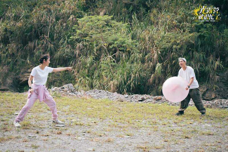 《光露營就很忙了》林心如楊祐寧將球玩到爆掉 《光露營就很忙了》林心如楊祐寧將球玩到爆掉